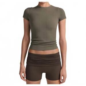 NEW NIKESKIMS ribbed seamless short sleeve top in oak/moss/dune